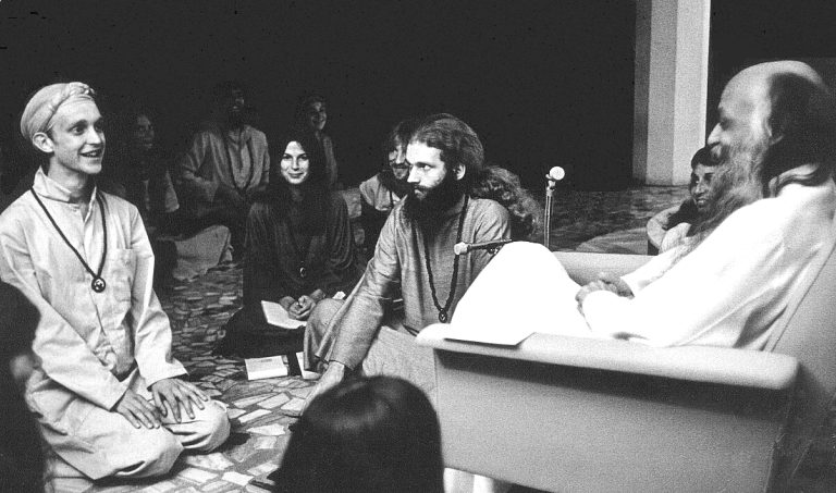 &Quot;If A Disciple Is Ready, Even A Dead Master Can Be Alive 7 Bhagwan Shree Rajneesh and disciples in darshan at Poona in 1977