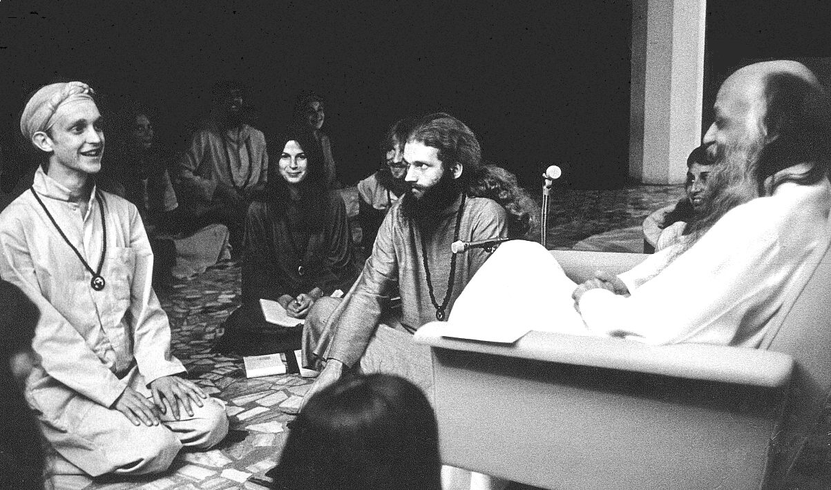 Bhagwan Shree Rajneesh and disciples in darshan at Poona in 1977